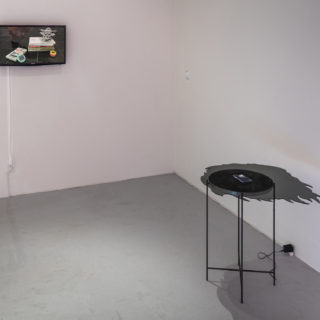 Adrienne Crossman, Queer Still Life part 1, 2016, single-channel video, 1.5 min loop; Guillaume Adjutor Provost, Psyche wandering on a construction site, 2018, mixed-media sculpture and video, 9:07 loop, 44x71x44 cm, in ...move or be moved by some 'thing' rather than oneself, curated by Florence-Agathe Dubé-Moreau and Maude Johnson, Critical Distance Centre for Curators, 2018. Installation documentation by Toni Hafkenscheid.